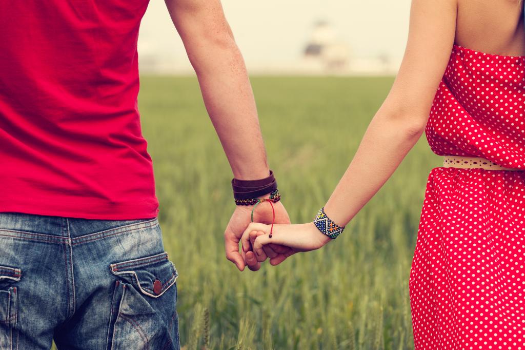 To, jak se držíte za ruce, odhalí hloubku vašeho vztahu!